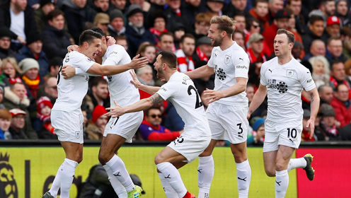 里夫斯17罚15中狂砍36分8助攻，湖人铩羽凯尔特人背靠背鏖战惨败（里夫斯17罚15中砍36分8助，湖人背靠背鏖战仍惨败于凯尔特人）