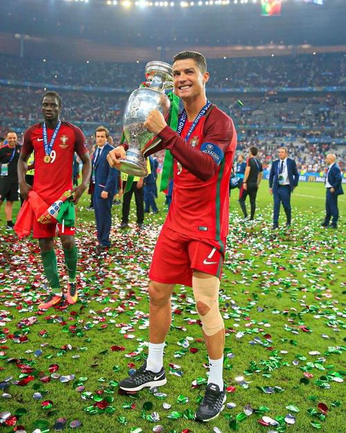 特尔施特根社媒晒恢复训练照片：很高兴归队（特尔施特根社媒晒复训照：开心重返球队）