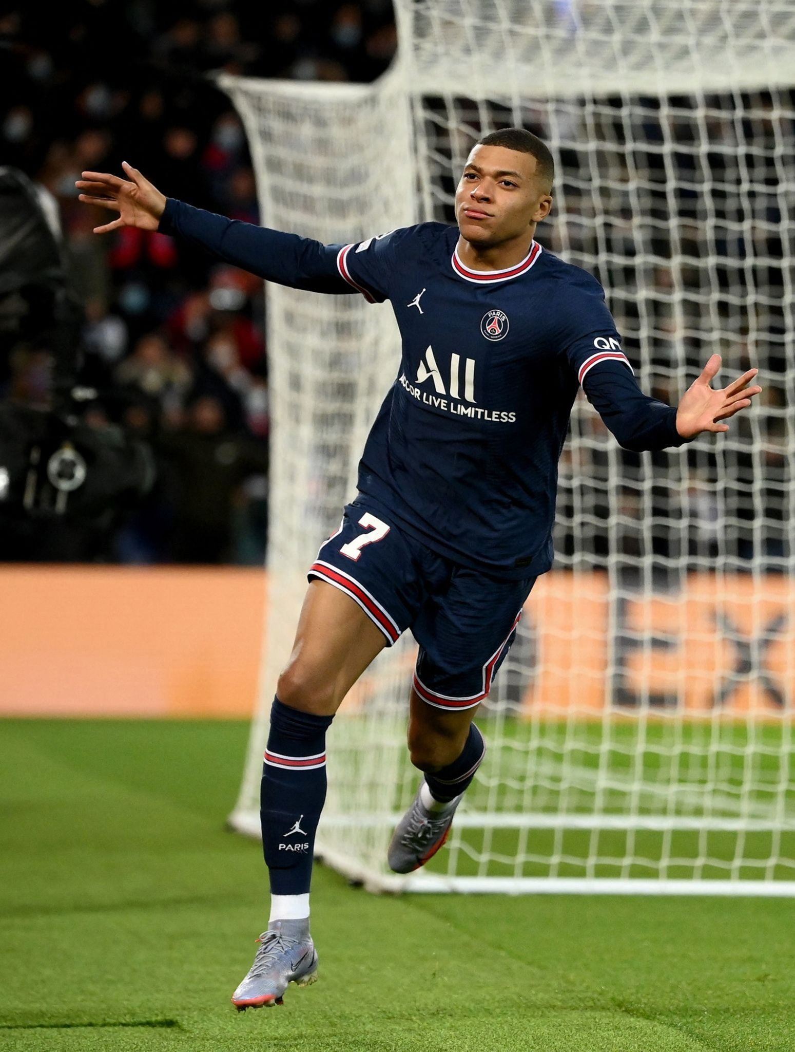 剑南春｜尤文2-1逆转卡利亚里，伊尔迪兹双响，弗拉霍维奇伤退（剑南春｜尤文2-1反超卡利亚里：伊尔迪兹梅开二度，弗拉霍维奇因伤离场）