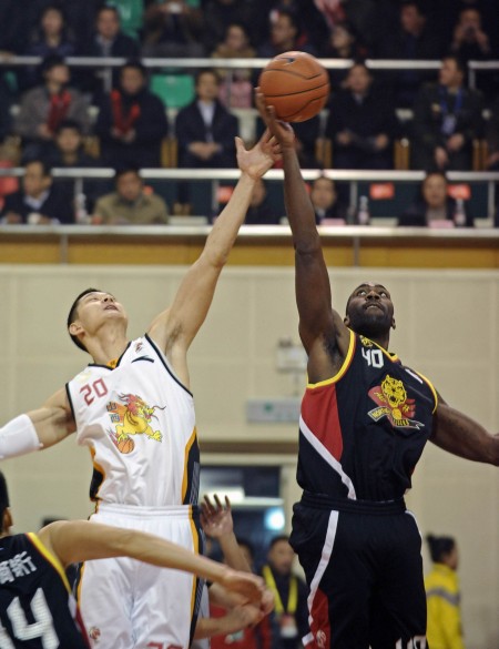 某国脚飞行十小时赶回备战（某国脚长途飞行10小时火速归队备战）