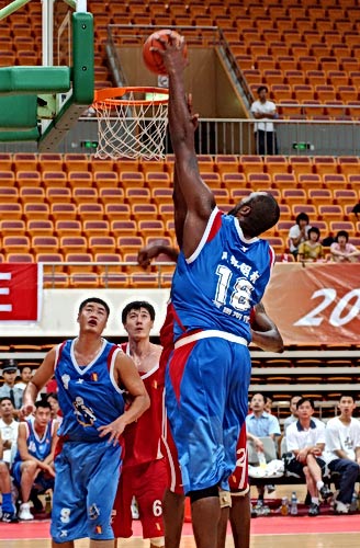 球队集体围着他庆祝太治愈（全队围着他庆祝，暖心又治愈）