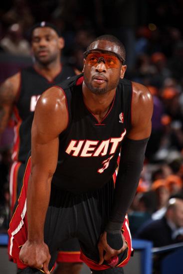 热火出局每名球员可获得5.3万美元，一人未进大名单无缘奖金（热火止步出局，全队每人领5.3万美元奖金，一人因未进名单未获分成）