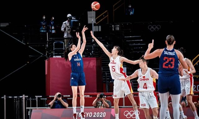 今天体能考验很大！杨瀚森次节被换下脸露疲倦（体能挑战严峻！杨瀚森次节被换下显露疲态）