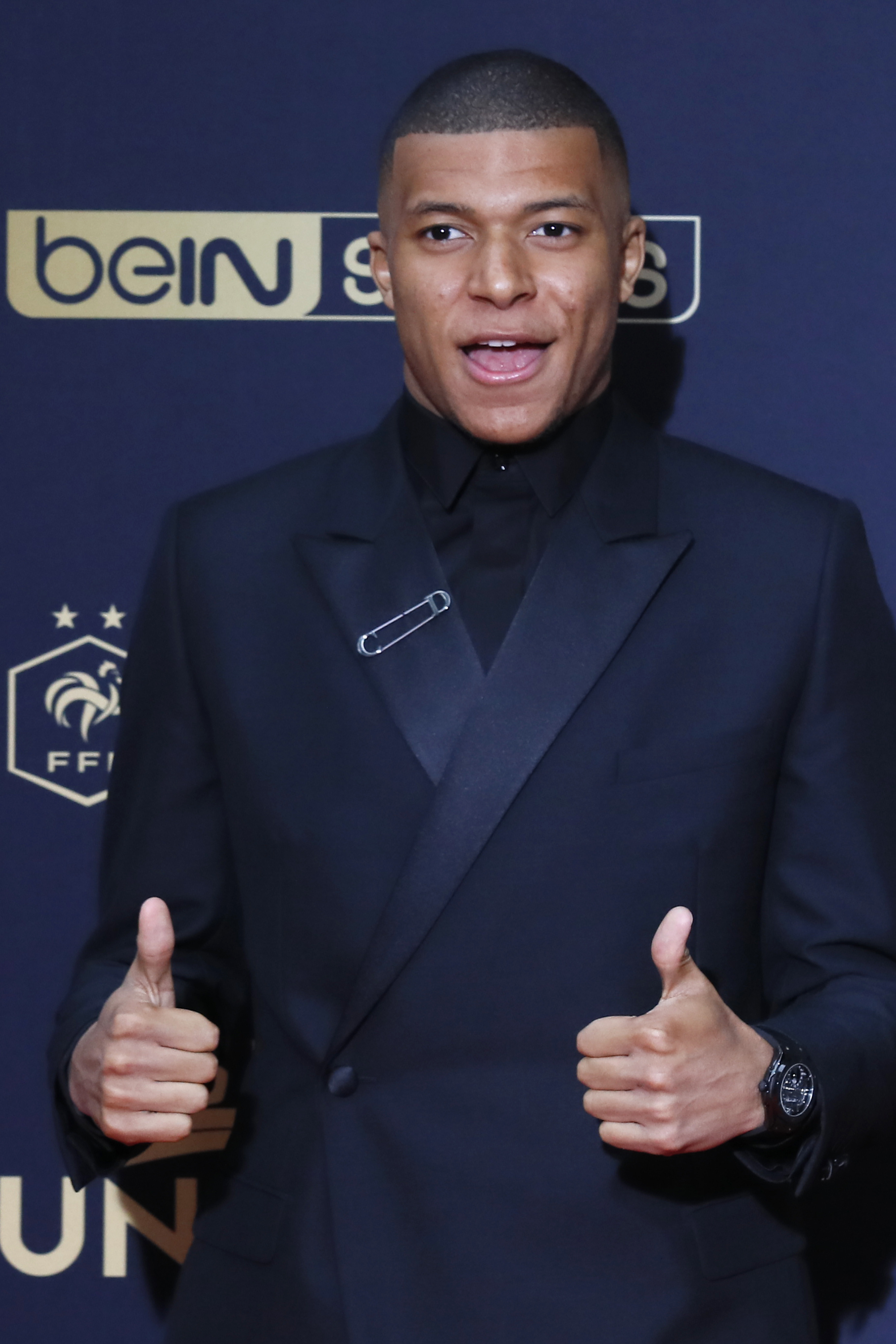 劳塔罗进球后比出A字，把进球献给受伤的前队友阿什拉夫（劳塔罗破门后摆出“A”手势，致敬受伤的昔日队友阿什拉夫）