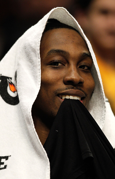 字母哥连送大帽摧毁对手进攻（字母哥连环封盖击溃对手攻势）